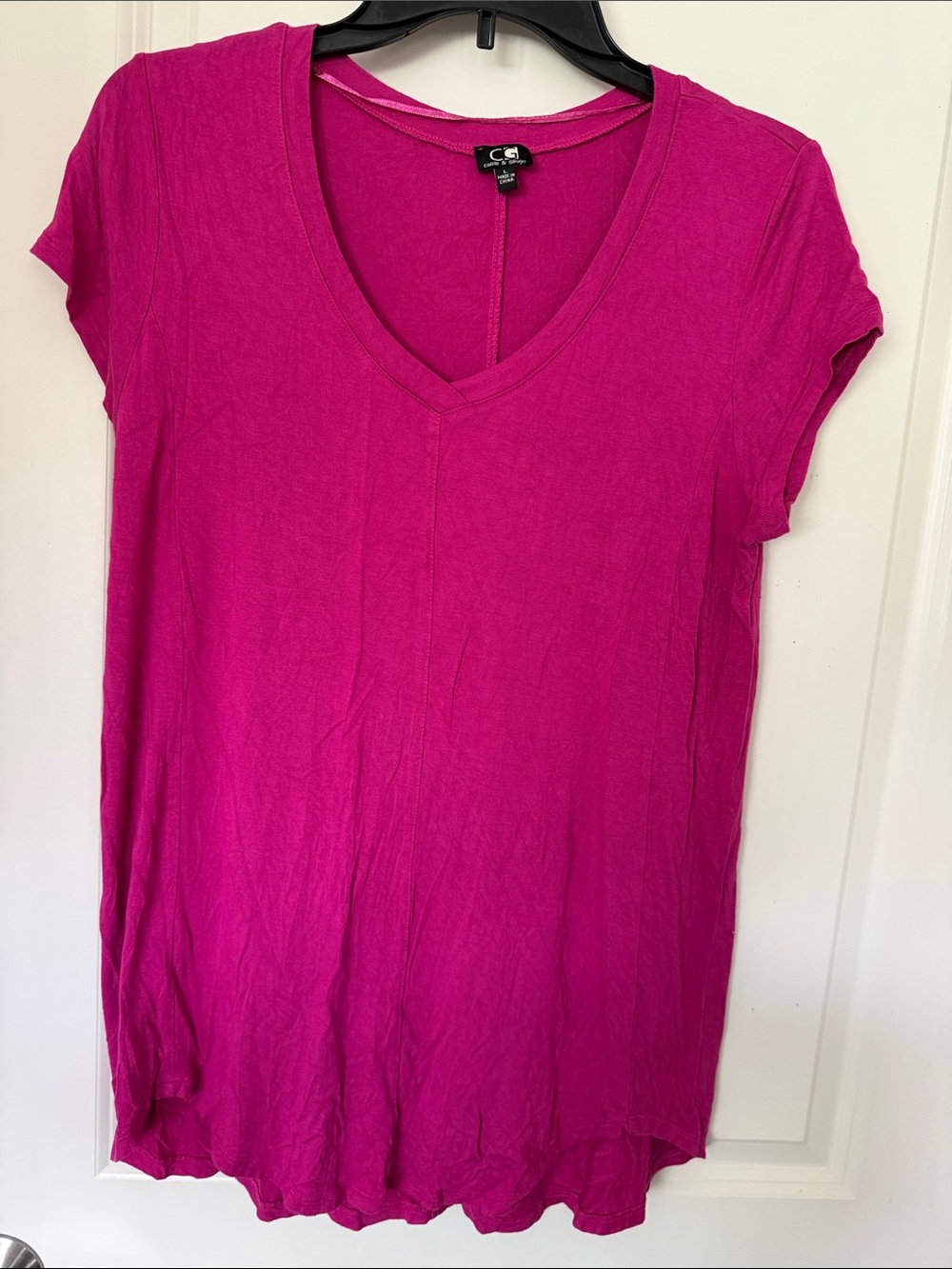 CG cable & gauge Women's Short Sleeve V-Neck Top in Fuchsia Pink